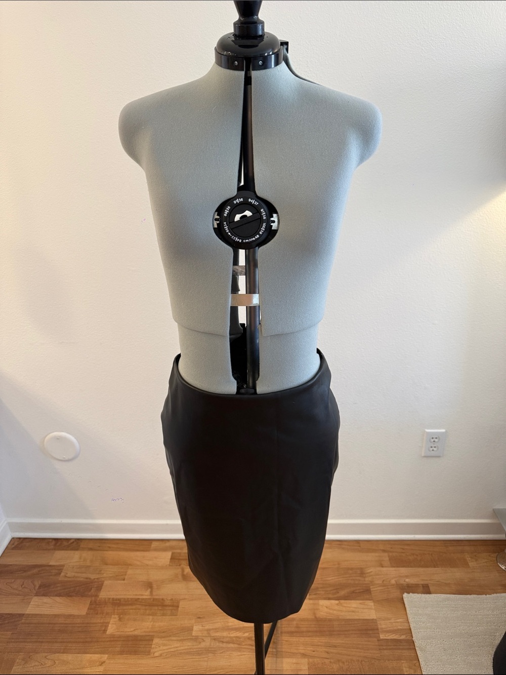 Theory Faux Leather Pencil Skirt 8 Black Work Office Chic NWT - Picture 6 of 12
